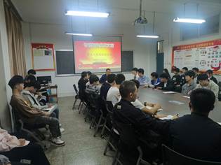 曹主任向智能制造系学生讲解党员思想02