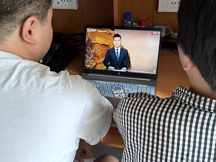 智能制造系同学观看雷锋精神代代传直播照片
