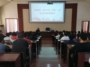 龙院长到智能制造系开展讲座照片 (2)