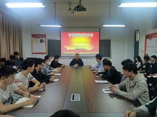 曹主任向智能制造系学生讲解党员思想01