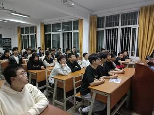 智能制造系组织同学在班上观看《大国工匠》纪录片